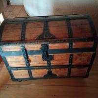 Vecchia cassapanca forziere  legno e ferro