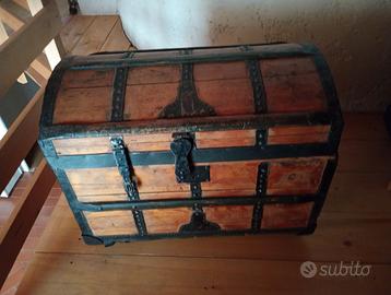 Vecchia cassapanca forziere  legno e ferro