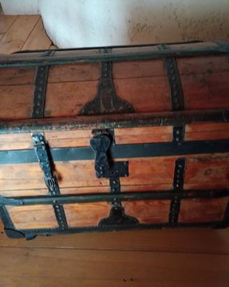 Vecchia cassapanca forziere  legno e ferro