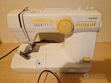 Macchina da cucire Toyota usata funzionante 