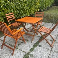 Tavolo in legno da giardino