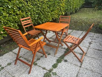 Tavolo in legno da giardino