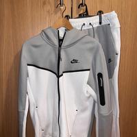 Nike Tech Fleece grigia e bianca – Taglia S/M