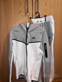 Nike Tech Fleece grigia e bianca – Taglia S/M