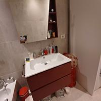 Mobili bagno con lavabo e specchietto