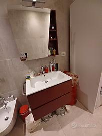 Mobili bagno con lavabo e specchietto