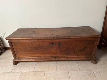 Cassapanca in noce periodo 1600