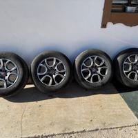 Cerchioni con gomme invernali complete di valvole