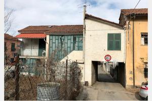 Casa indipendente (cortile in condivisione)