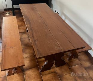 Tavolo rustico in legno massello con panche