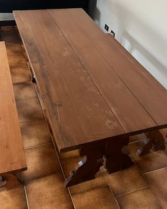 Tavolo rustico in legno massello con panche