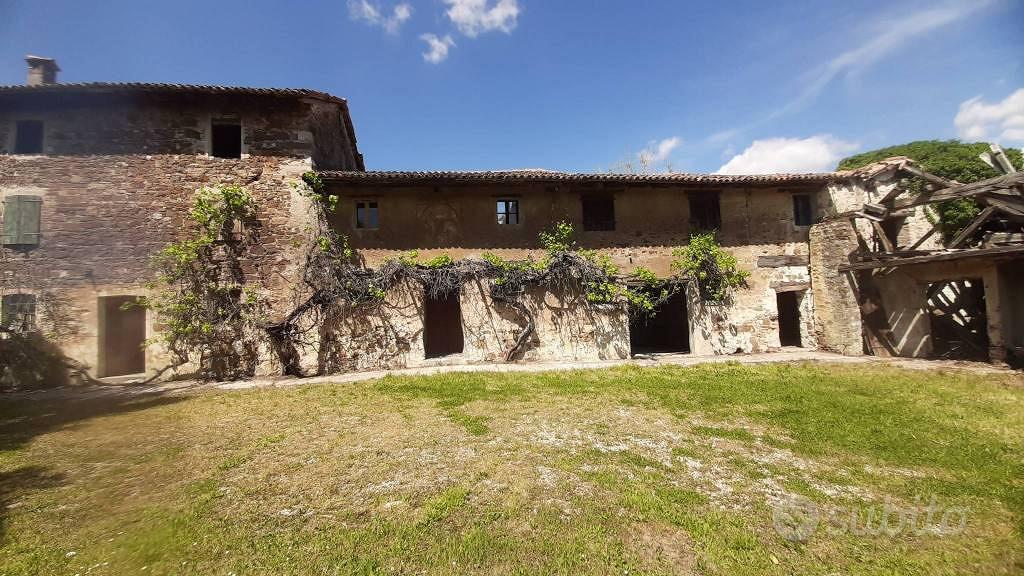 Rustico / Casale di 900 m² con più di 5 locali a M - Vista 2