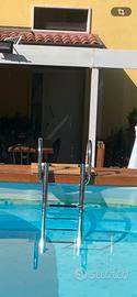 Scaletta in accaio per piscina ad acqua salata