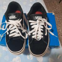 scarpa nera della VANS