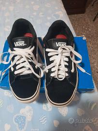 scarpa nera della VANS