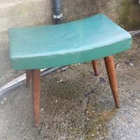 sgabellino poggiapiedi in pelle.