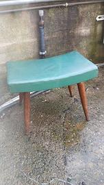 sgabellino poggiapiedi in pelle.