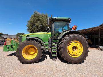 Trattore gommato John Deere 8400 R