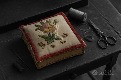 Antico punta spilli vittoriano ricamato seta