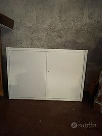 Mobile bianco con ante e scaffali interni
