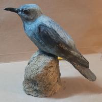 passero solitario in scultura di argilla