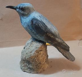 passero solitario in scultura di argilla