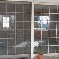 Finestre e vetrata bianche