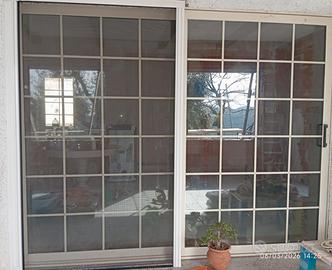 Finestre e vetrata bianche