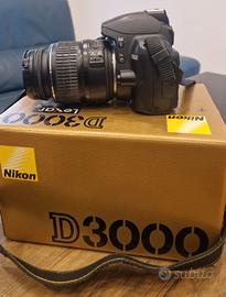 Nikon D3000 Reflex con obiettivo e carica batteria