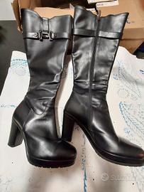 stivali Albano di pelle 30 euro