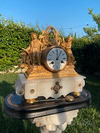 Orologio antico da camino con pendolo e base in ma