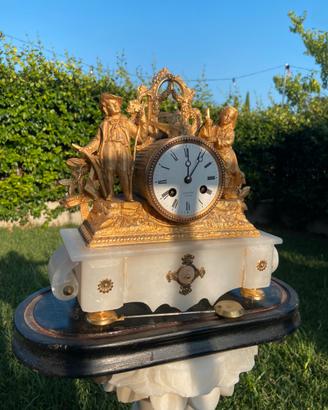 Orologio antico da camino con pendolo e base in ma