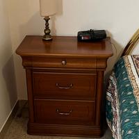 Comodino e mobiletto in legno stile classico