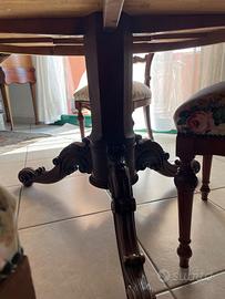 Tavolo rotondo e sedie antiche