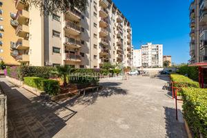 5 vani 130 mq con Terrazzo, Posto Auto e Cantina -