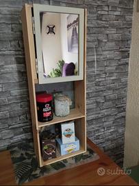 Mobiletto artigianale in legno