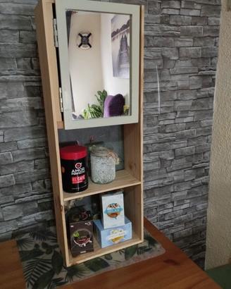 Mobiletto artigianale in legno