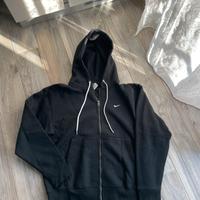 Felpa Nike nera con zip e cappuccio