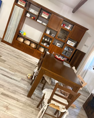 Parete attrezzata + tavolo e sedie in legno massel