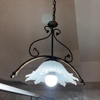 Lampadario in metallo bronzato, con coppa in vetro