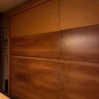 Armadiatura su misura ad angolo in legno naturale