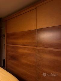 Armadiatura su misura ad angolo in legno naturale