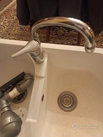 Lavello e rubinetto cucina