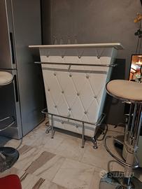 mobile da bar moderno in ecopelle con sgabelli