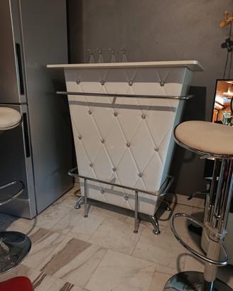 mobile da bar moderno in ecopelle con sgabelli