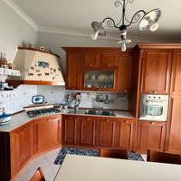 Cucina angolare in legno ciliegio