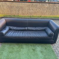 Divano..Tavolo.Cassapanca.Comodino e Cameretta