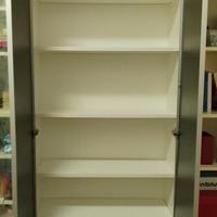 Libreria Ikea con ante in vetro