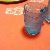 Oggetti antichi, due bicchieri in vetro