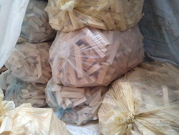 Legna da ardere e trucioli di legno per la stufa